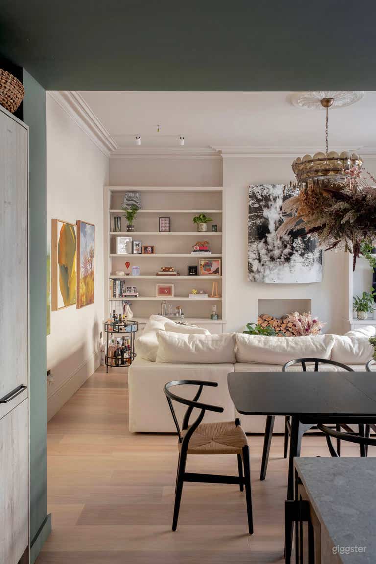  Elegant Clifton Village Apartment • Kitchen & Garden 