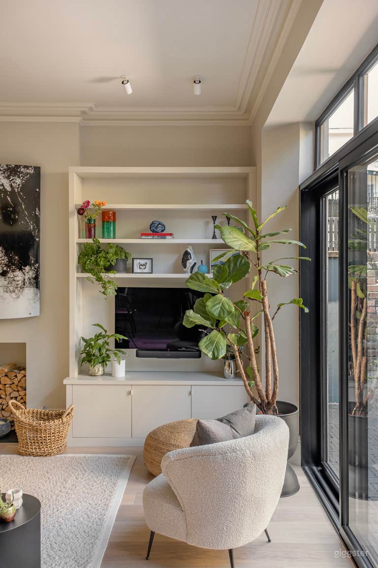  Elegant Clifton Village Apartment • Kitchen & Garden 