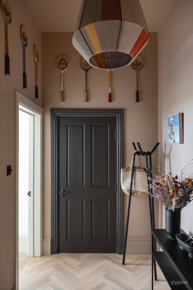  Elegant Clifton Village Apartment • Kitchen & Garden 