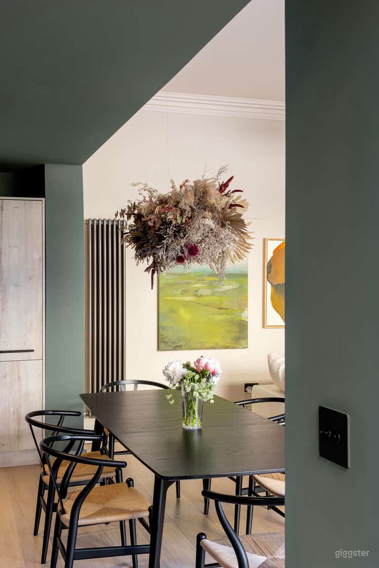  Elegant Clifton Village Apartment • Kitchen & Garden 