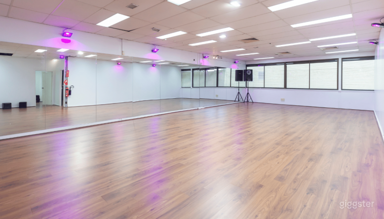 EXTRA LARGE STUDIO Photo 2