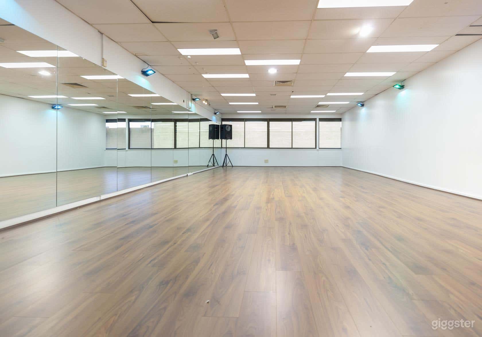 EXTRA LARGE STUDIO Photo 4