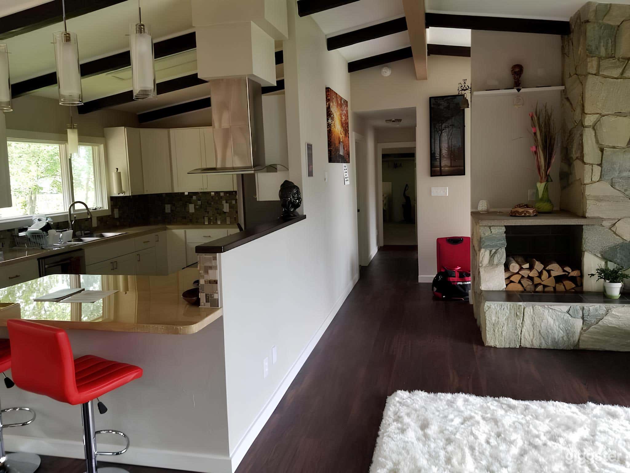 Modern Mountain Retreat with All Amenities Photo 4