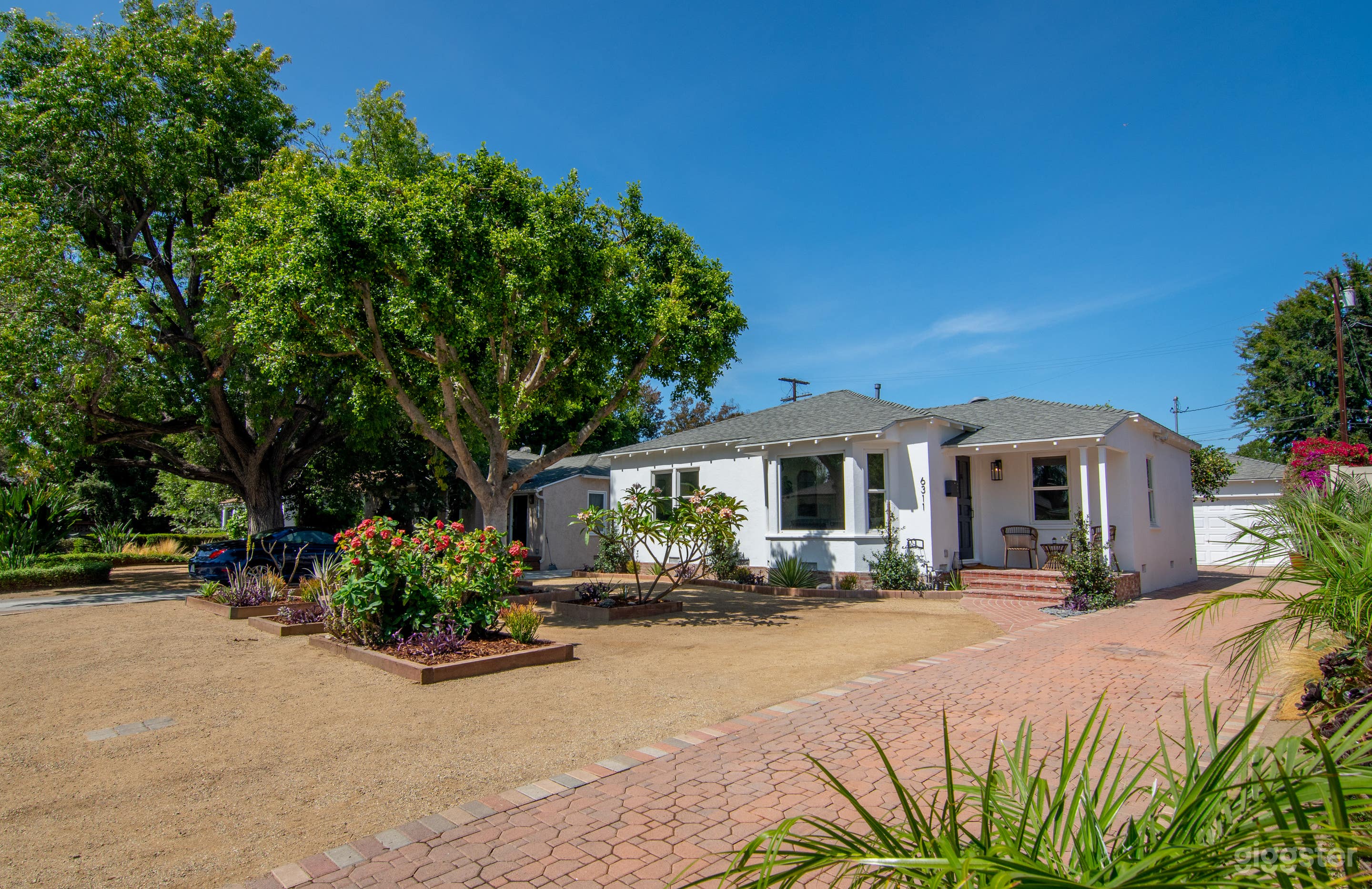 Cozy Modern close to Universal Photo 4