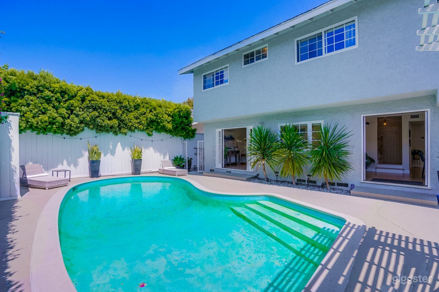 Glistening Pool with Pergola Photo 3