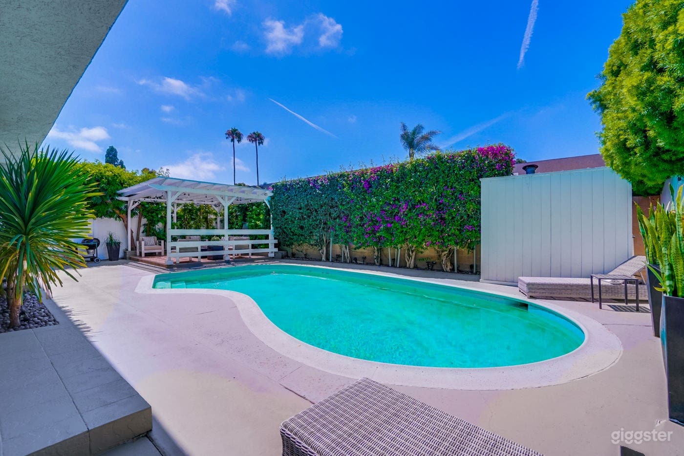 Glistening Pool with Pergola Photo 2