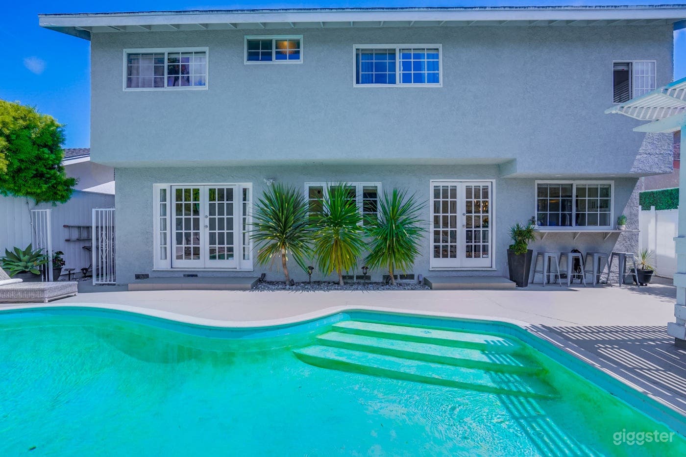 Glistening Pool with Pergola Photo 4