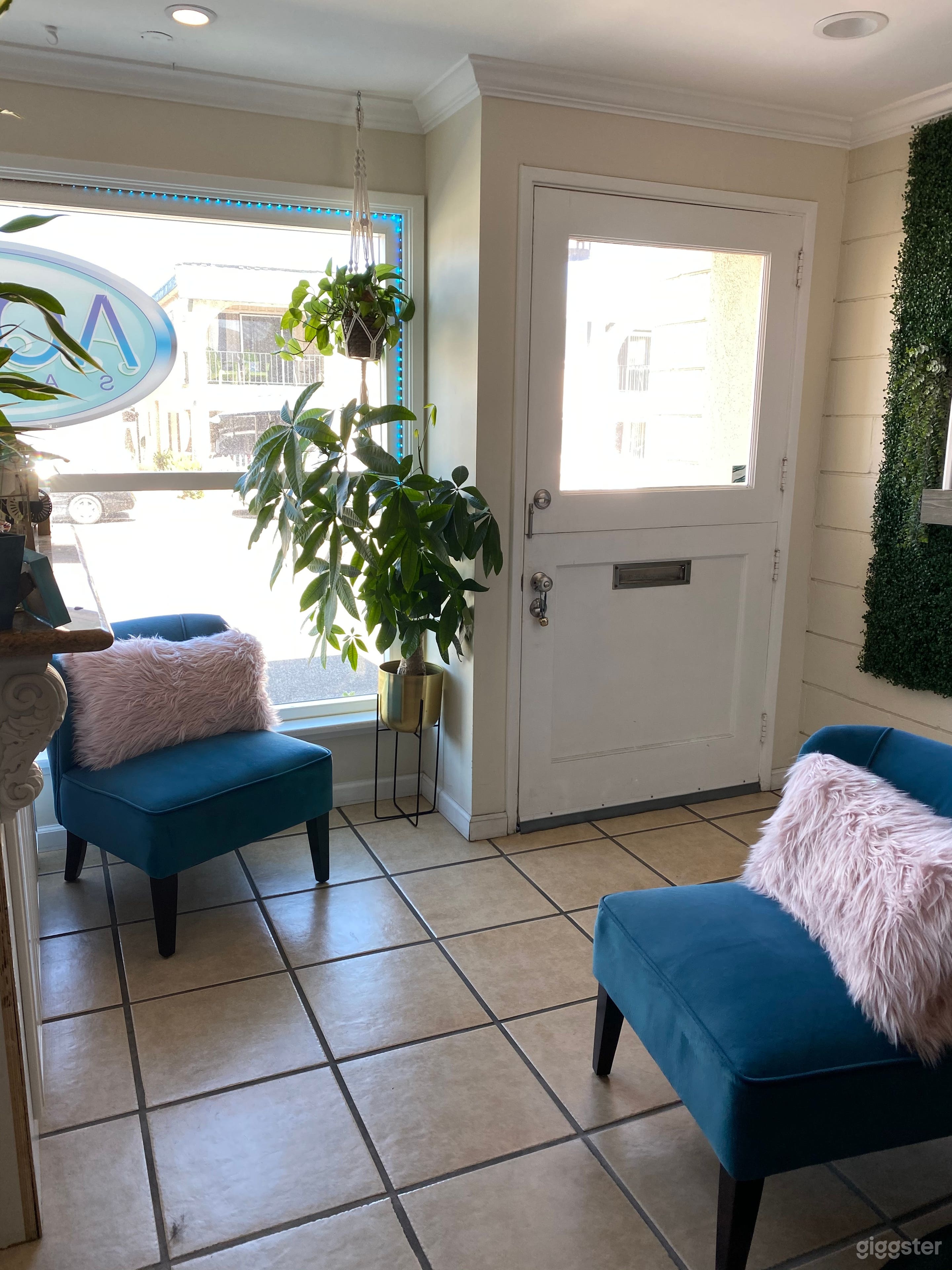 Salon Station in Newport Photo 1