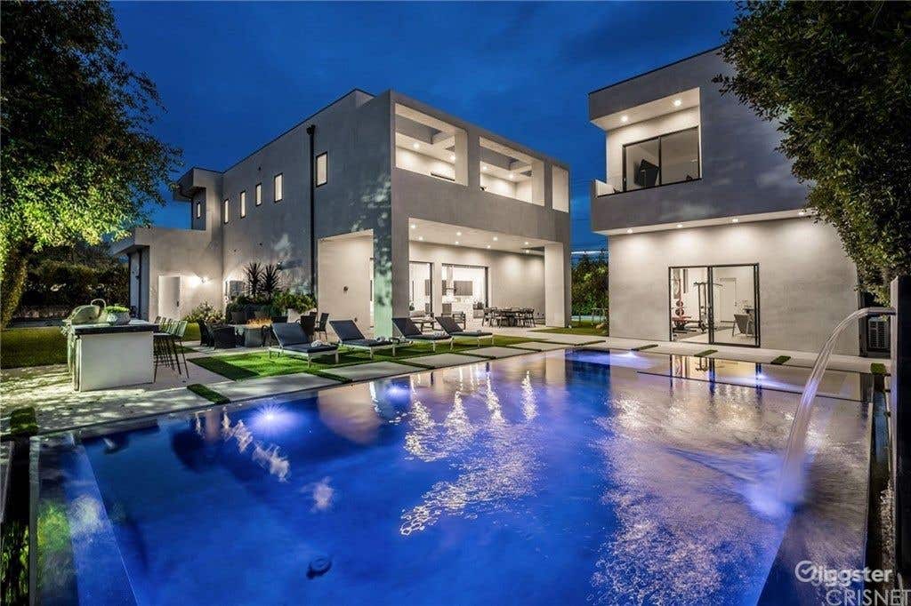 Stylish pool and jacuzzi in a state-of-the-art home Photo 2