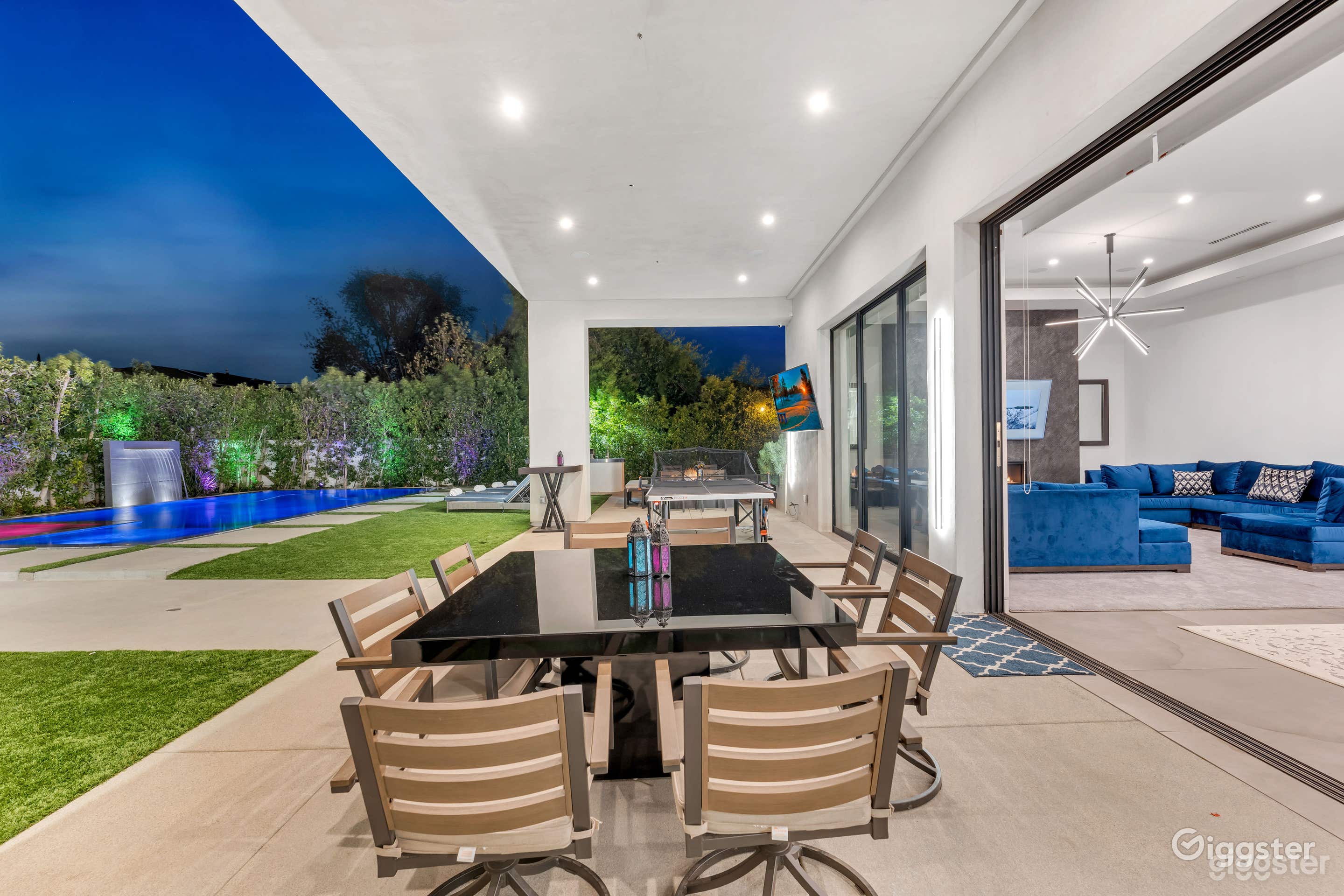 Stylish pool and jacuzzi in a state-of-the-art home Photo 4