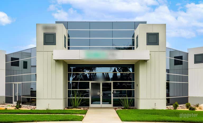  The Main Event Space (Speakeasy, Golf Sims, 30 FT Bar, Sauna/Cold Plunge) 