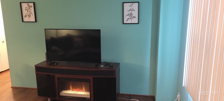  Fernseher auf falschem Kamin 