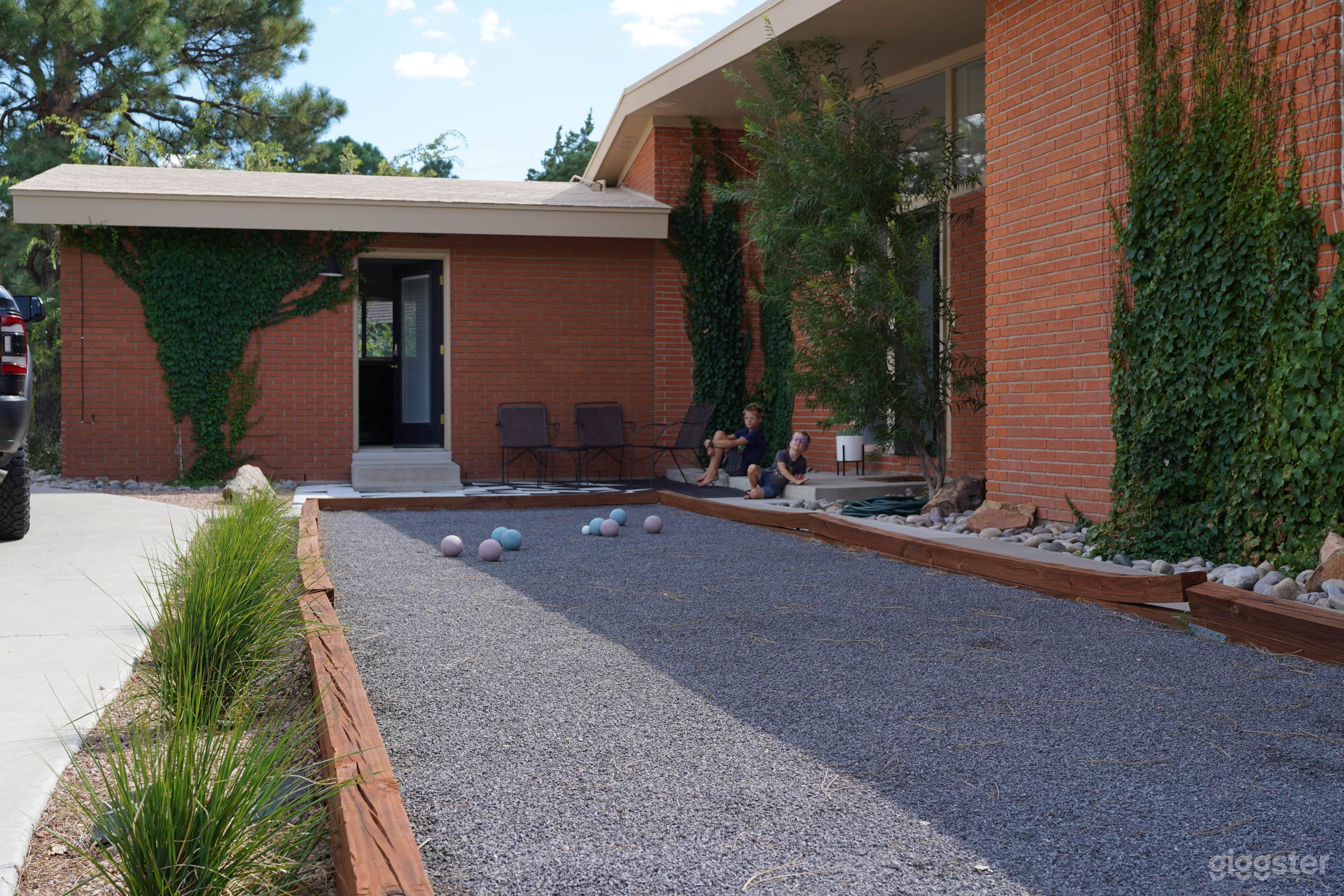 MCM Family Home  Photo 2