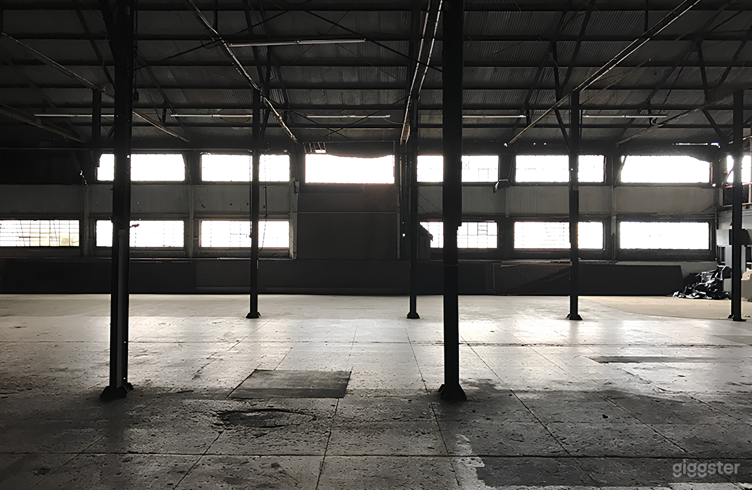 West 2: Industrial Studio with High Ceiling Photo 4