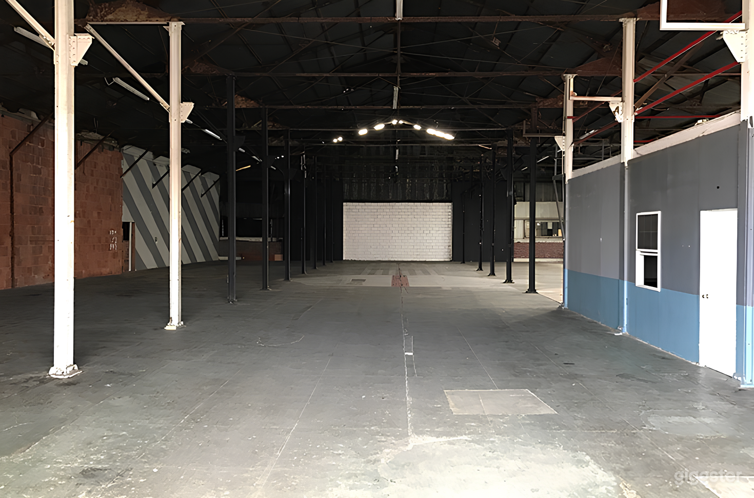 West 2: Industrial Studio with High Ceiling Photo 2