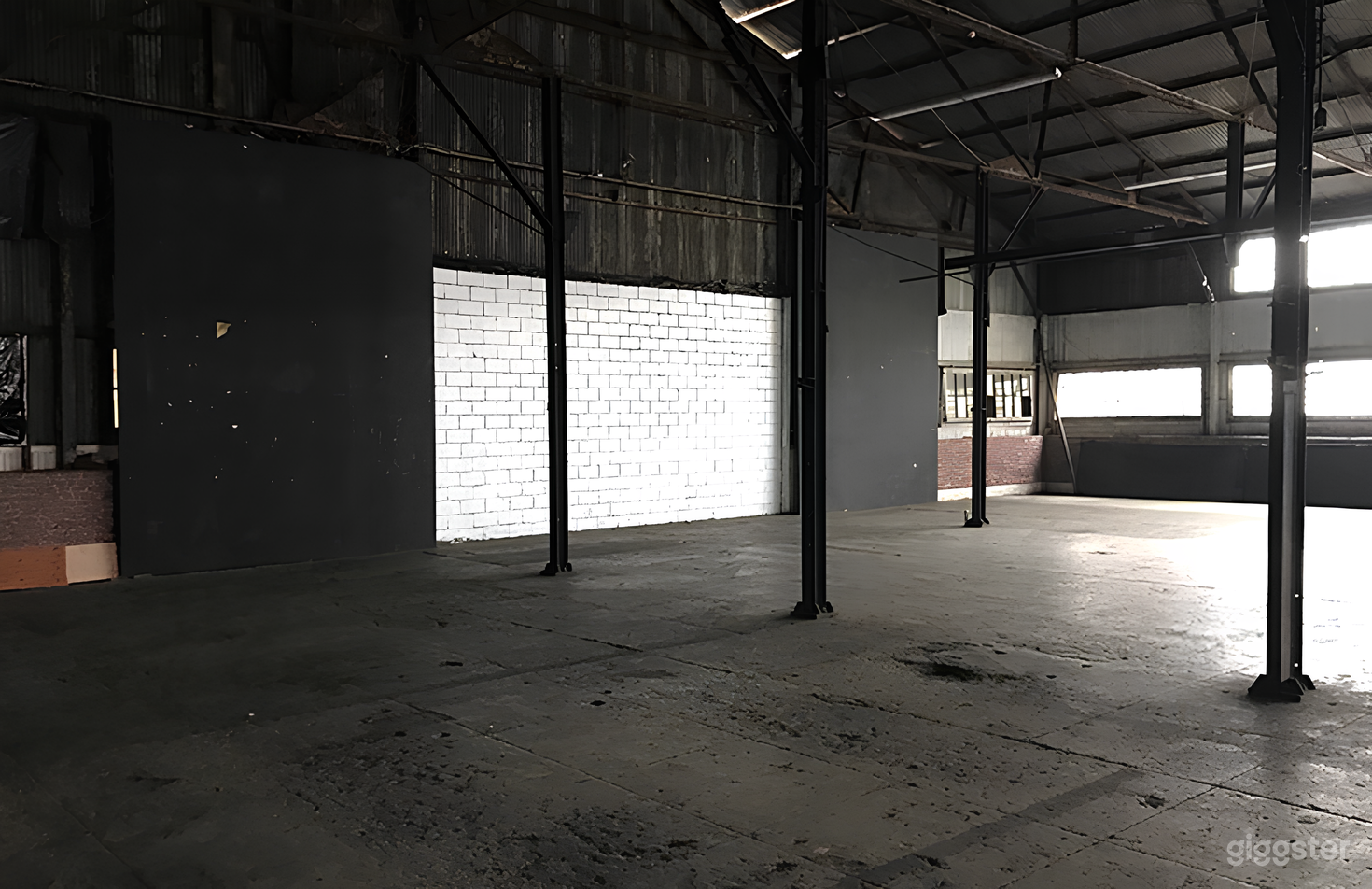West 2: Industrial Studio with High Ceiling Photo 3