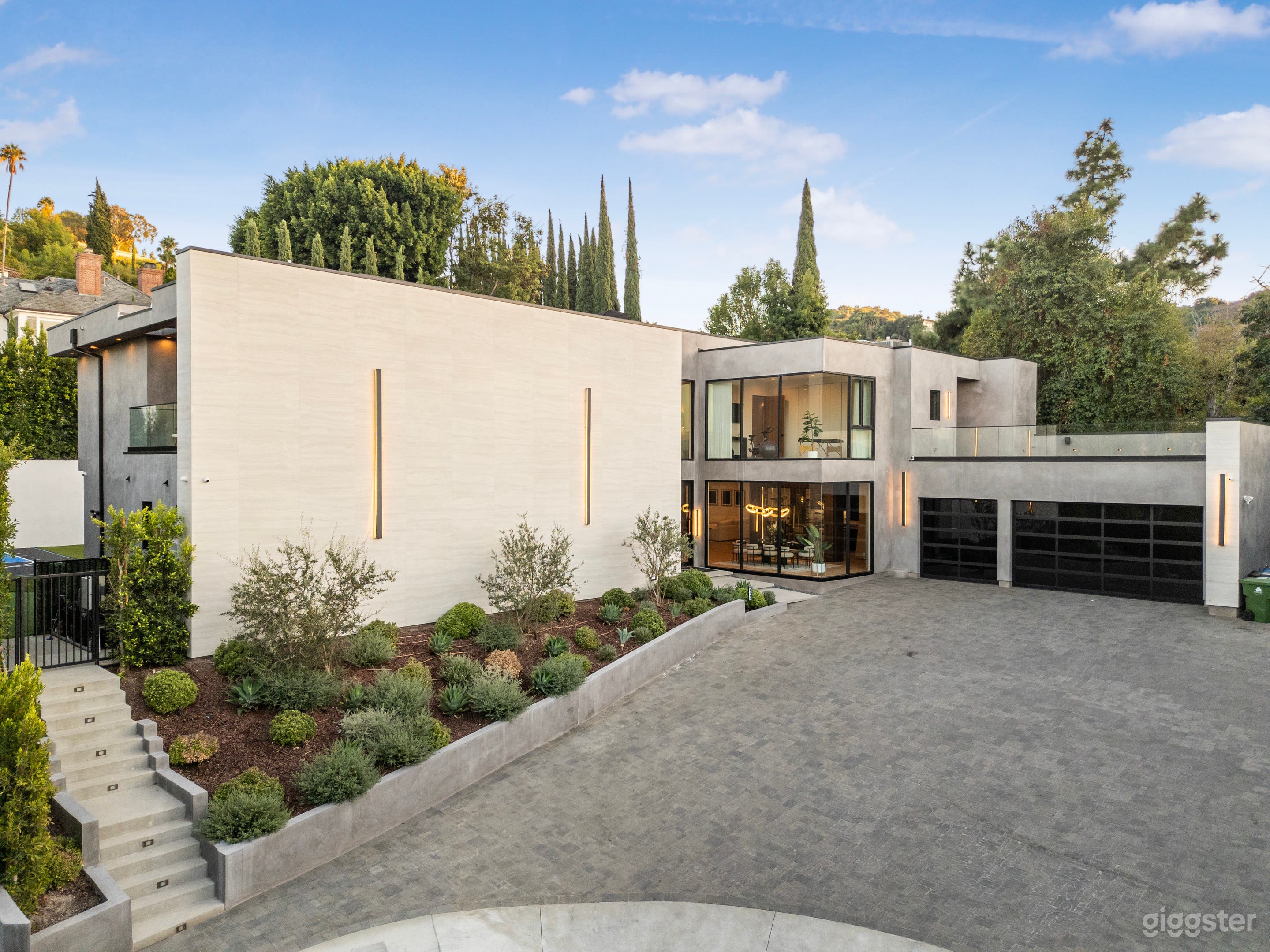 ARCHITECTURAL GLASS ESTATE WITH CINEMA WING Photo 4