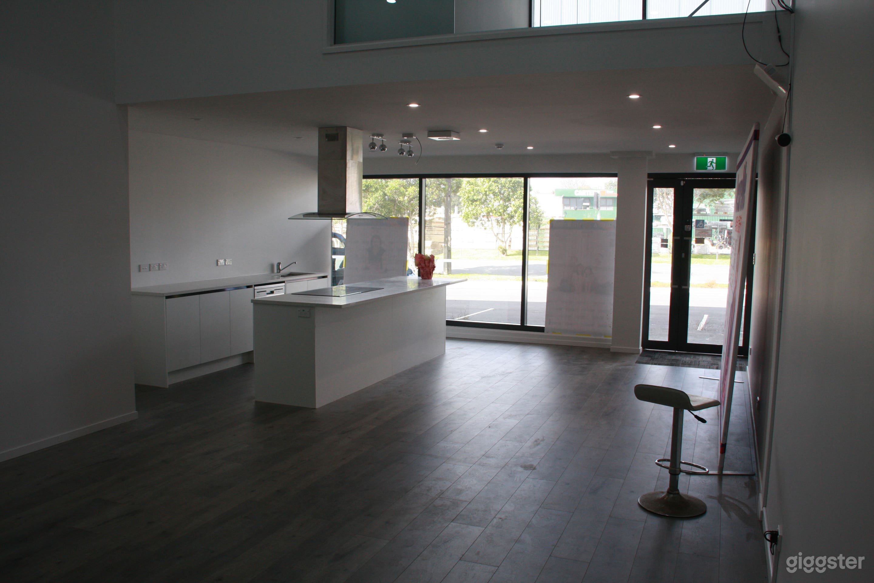 Light-Filled Modern Panmure Space – Perfect for Film &amp; E Photo 4