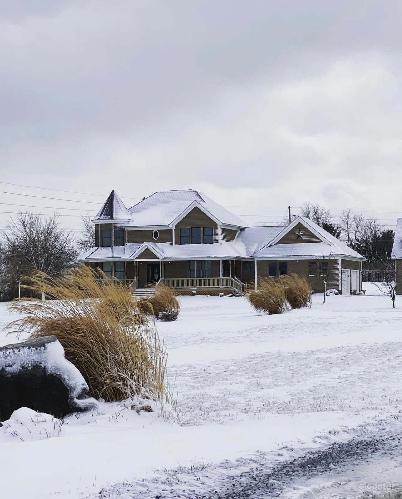 Unique home set in the country on 5 acres Photo 2
