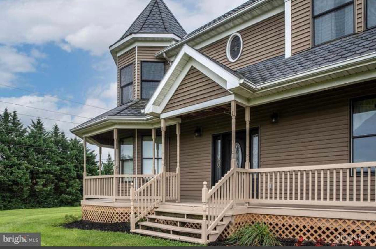 Unique home set in the country on 5 acres Photo 3