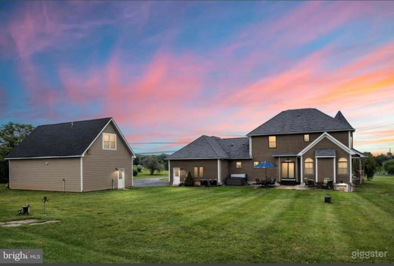 Unique home set in the country on 5 acres Photo 4