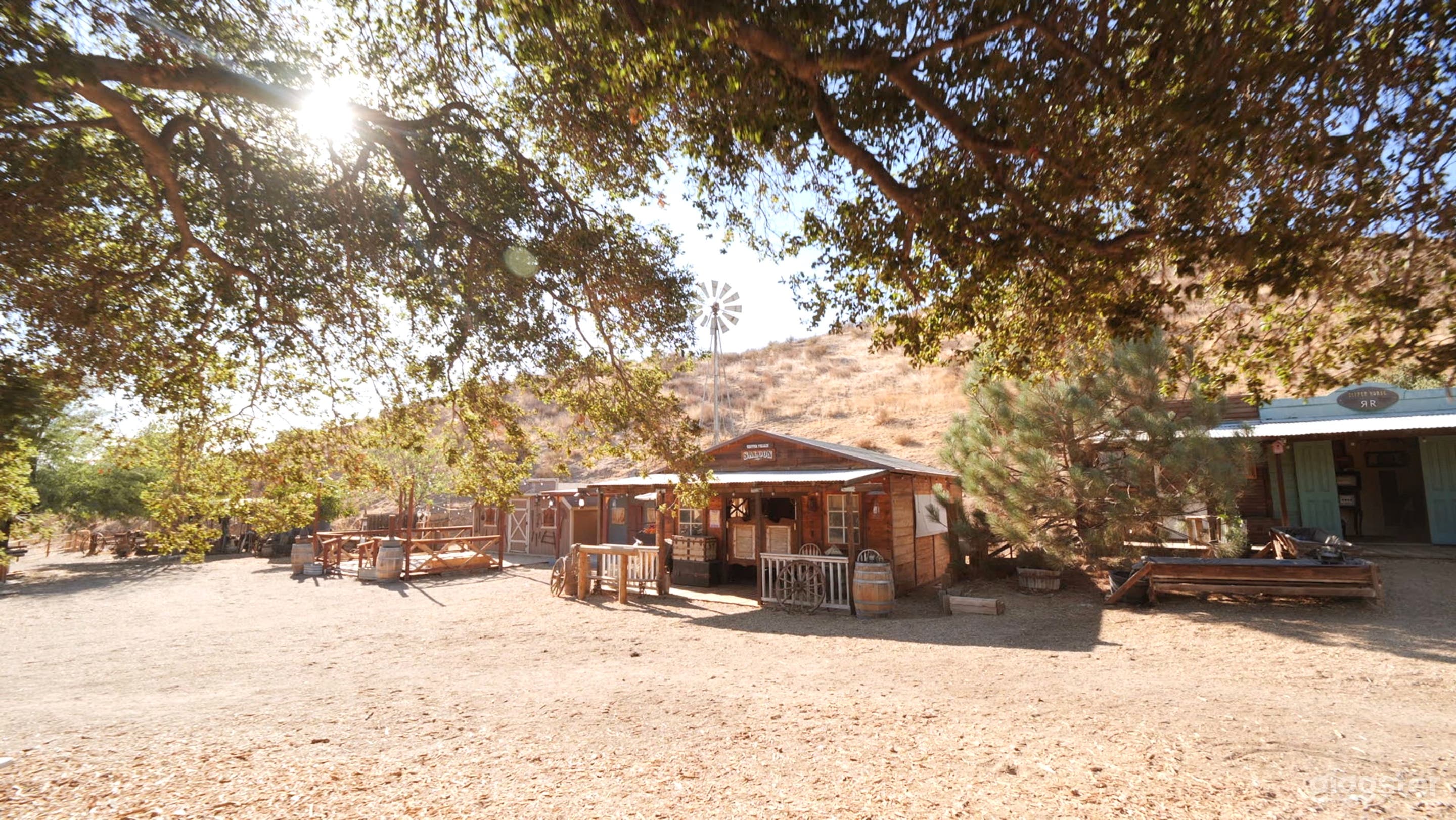 Saloon, 4 Store Front