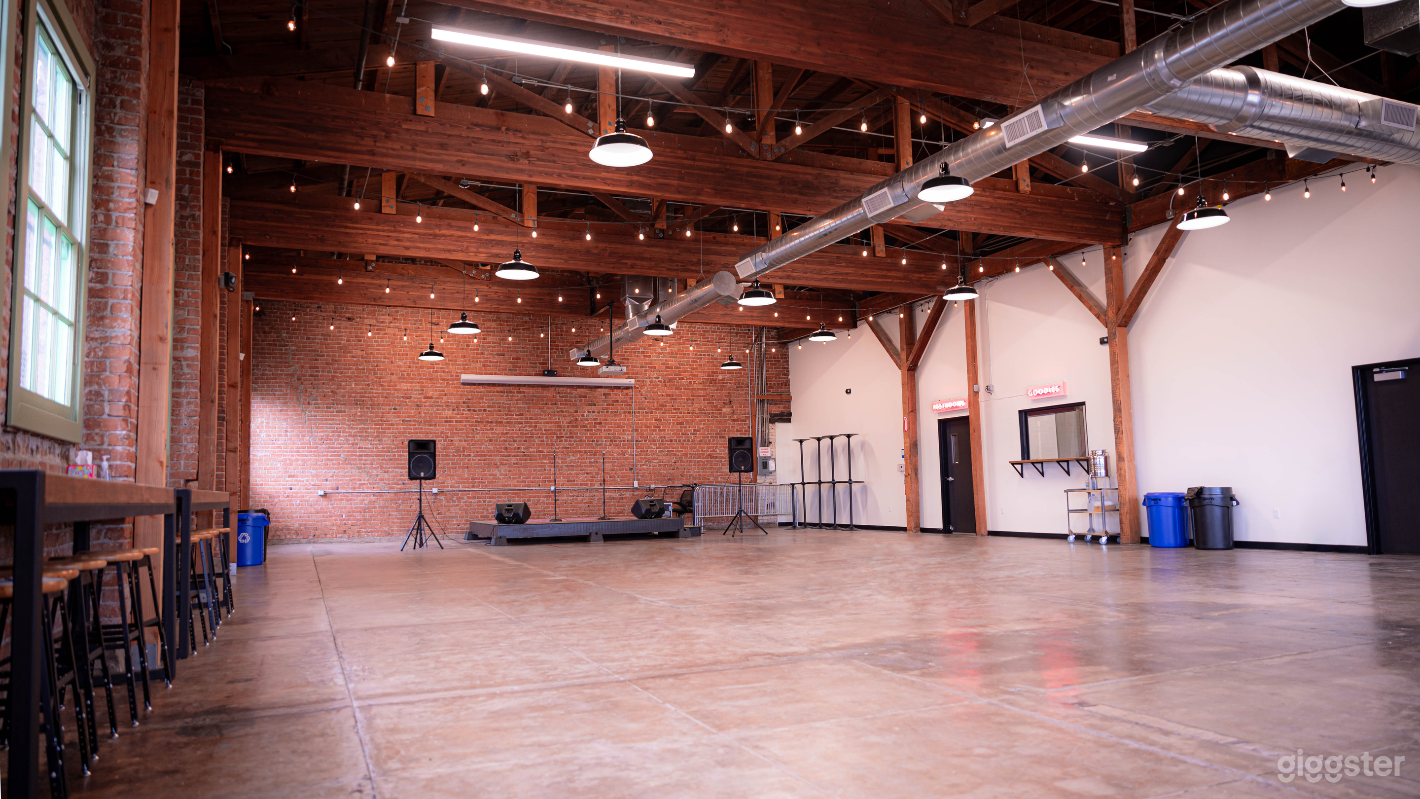 Historic warehouse - event space with 3 rooms Photo 1