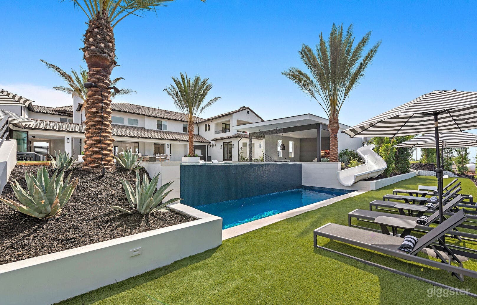 Premier Resort Outdoor Pool Photo 3