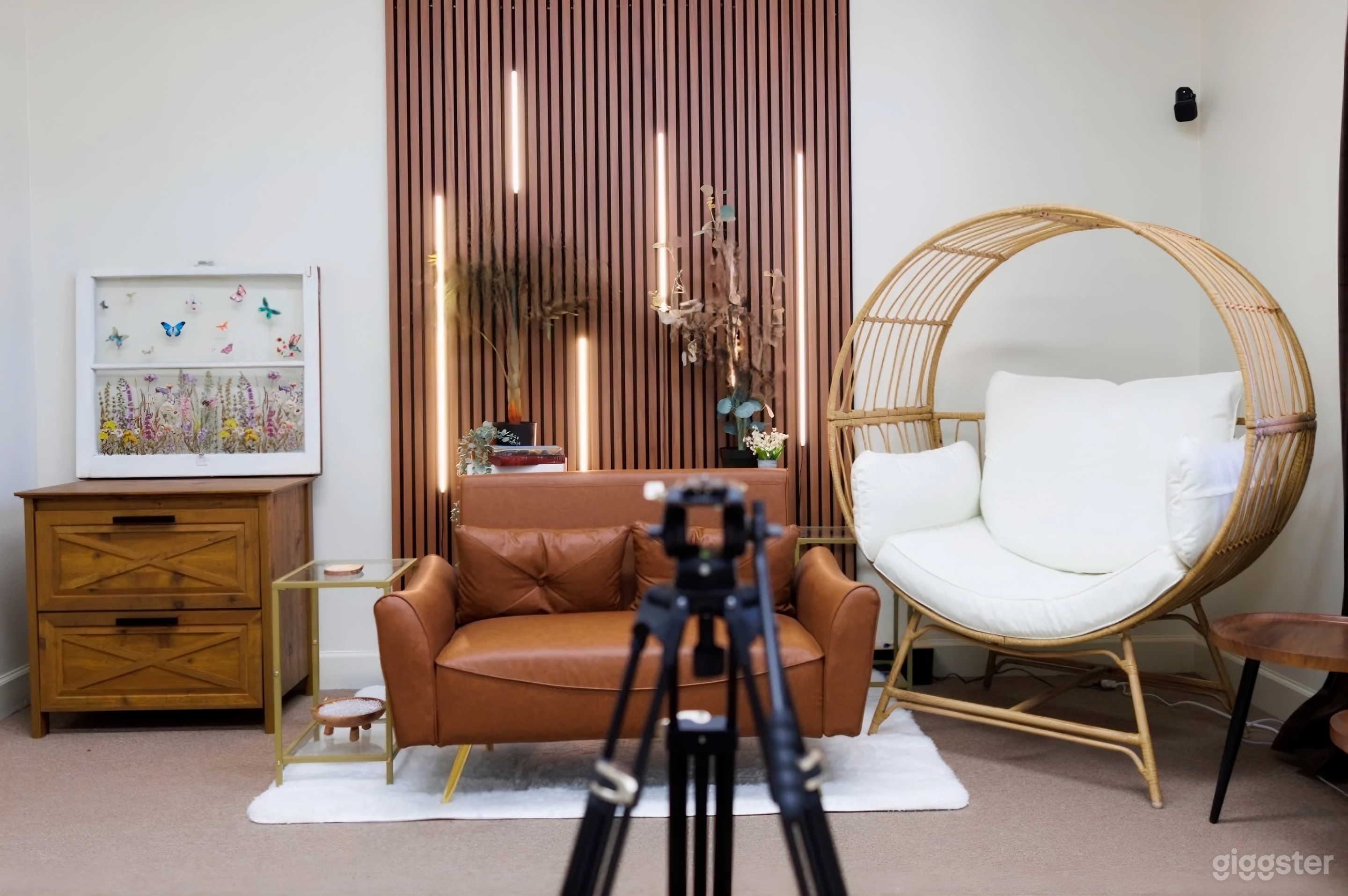 Bright White Studio with Professional Lighting Photo 4