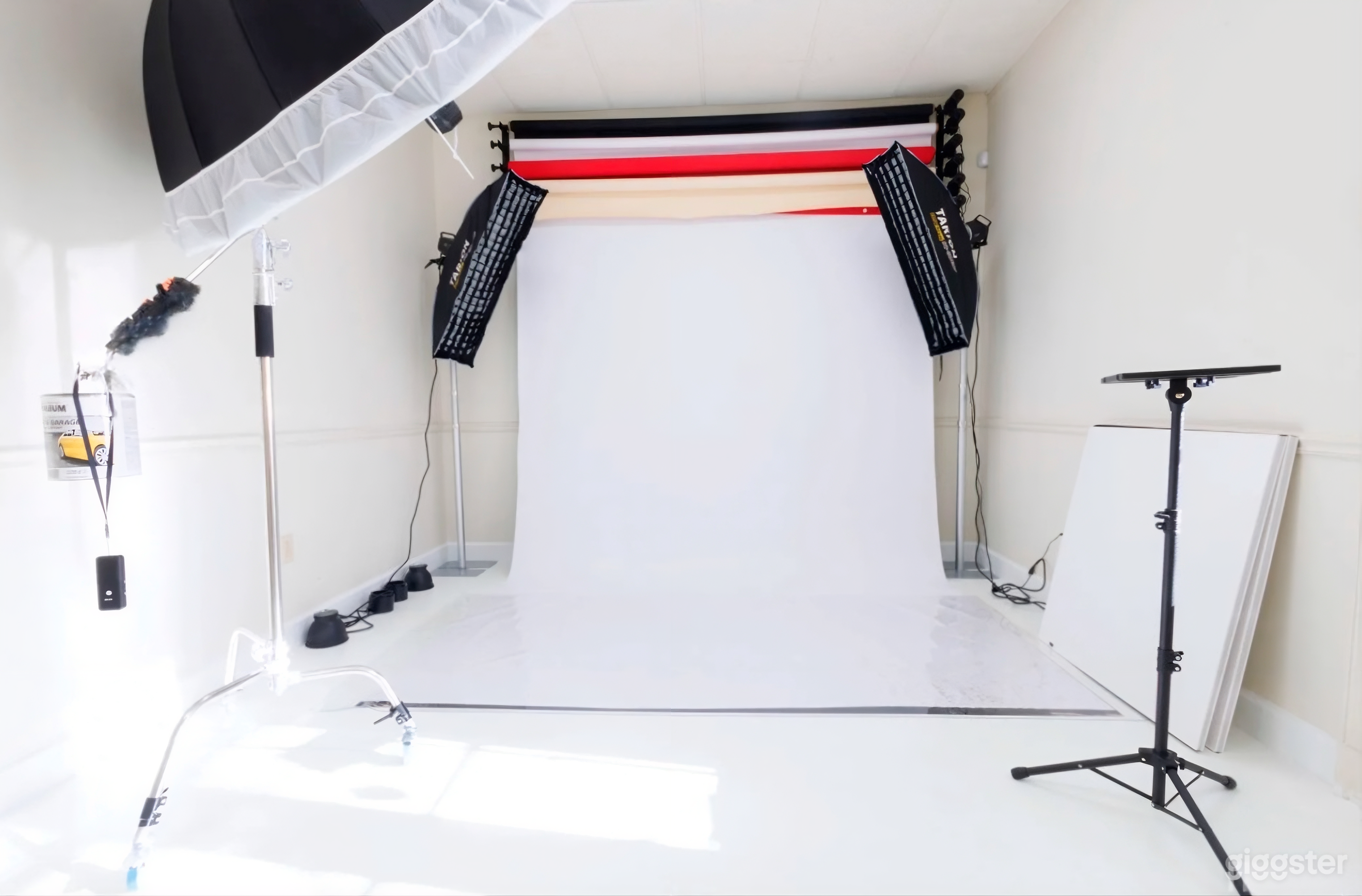 Bright White Studio with Professional Lighting Photo 2