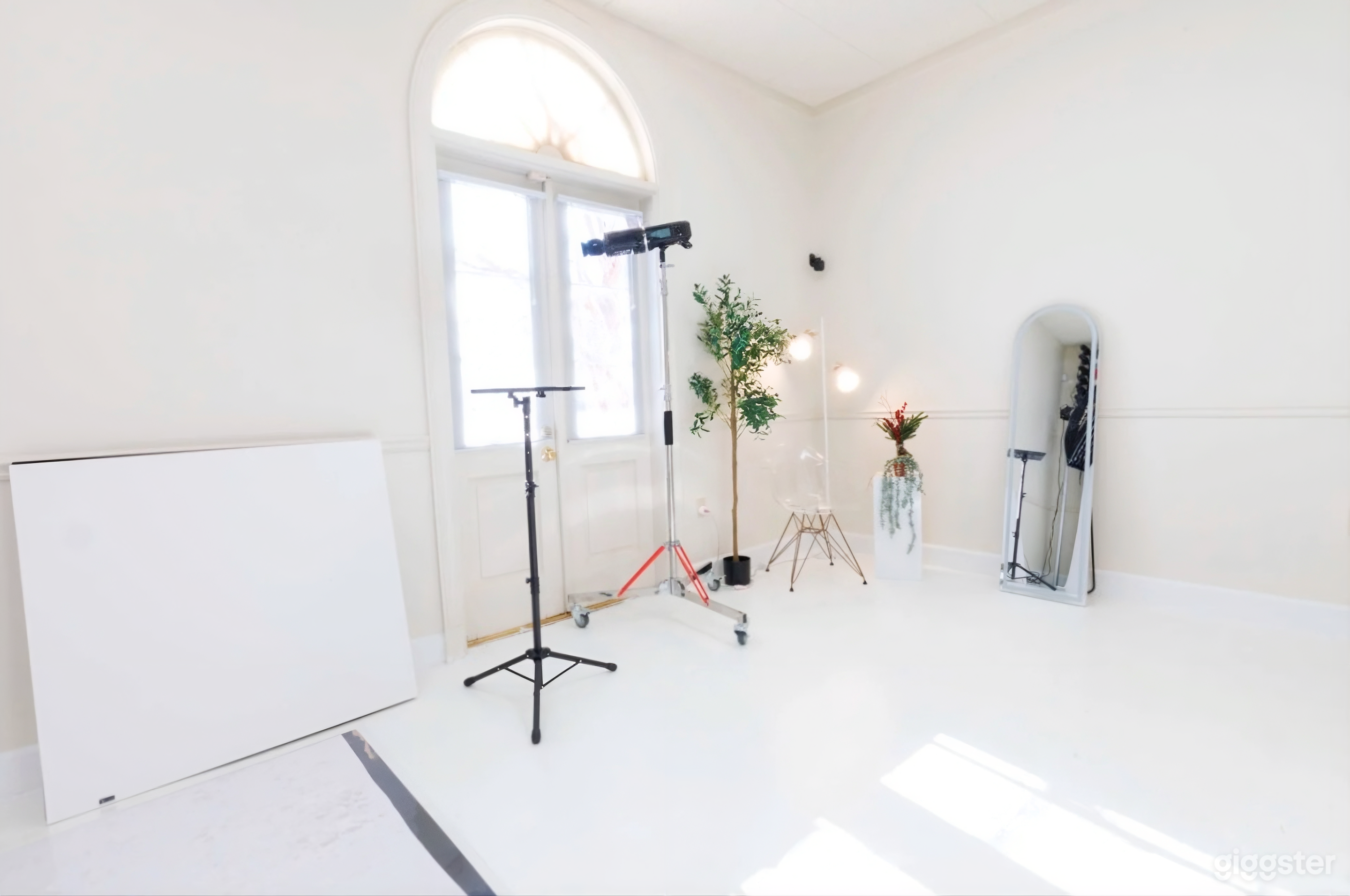 Bright White Studio with Professional Lighting Photo 3