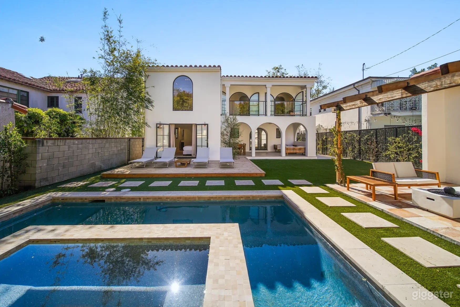 MODERN SPANISH DEEP BLUE POOL Photo 1