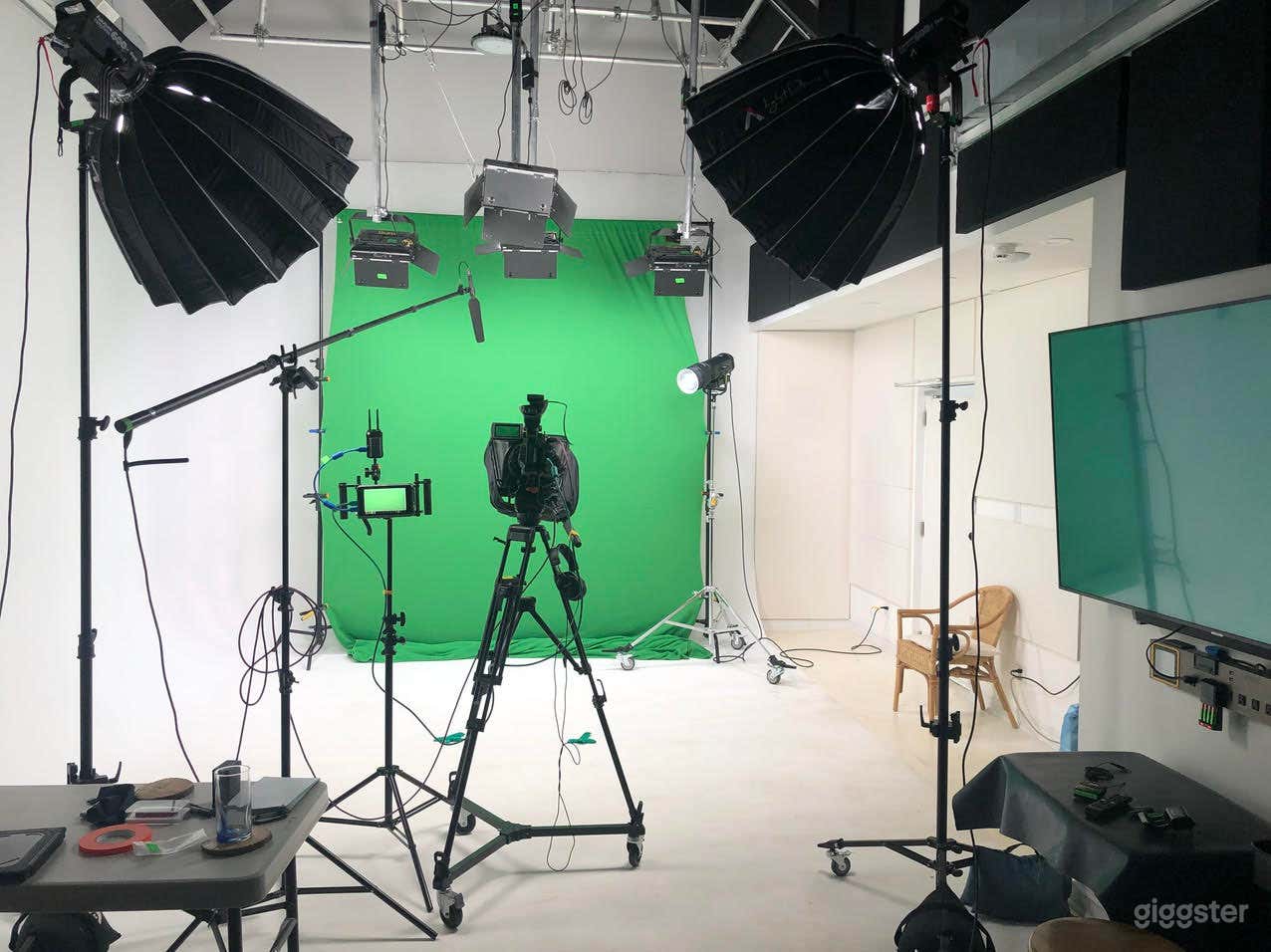 Green screens large to small are available.