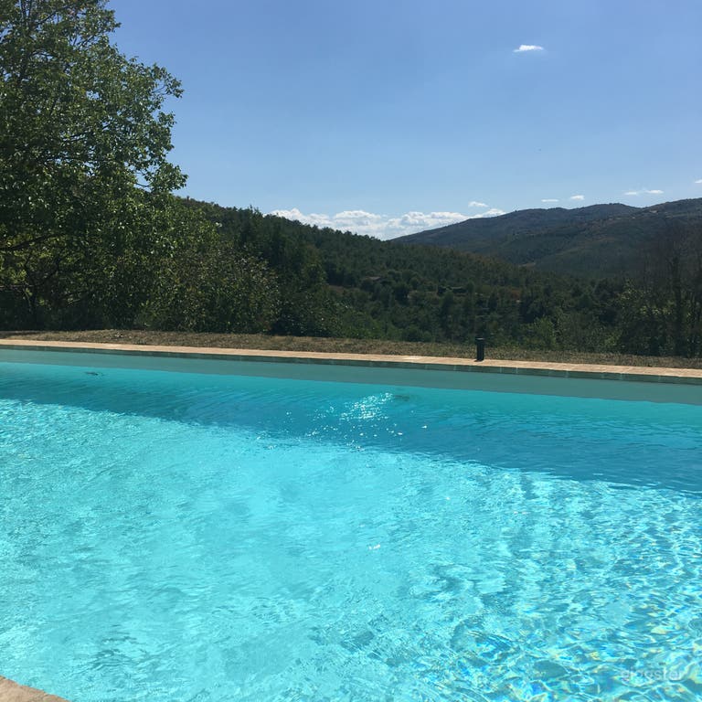  Proprietà con piscina e viste mozzafiato sulla campagna 