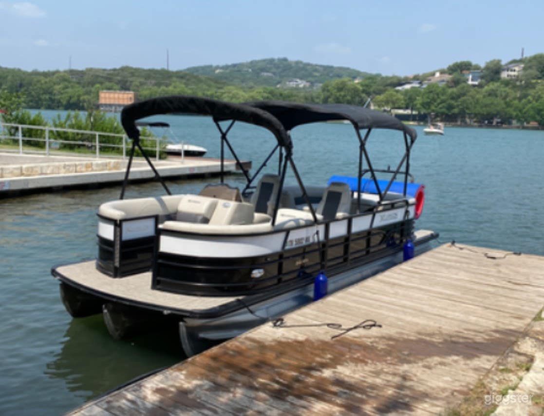 Tri-Hull Pontoon Boats for Events in Austin Photo 4