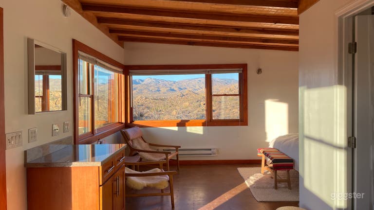  Pristine 1950's desert cabin with massive boulders 