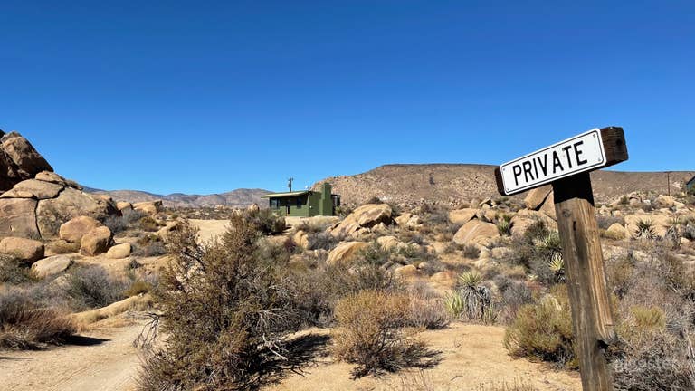  Pristine 1950's desert cabin with massive boulders 