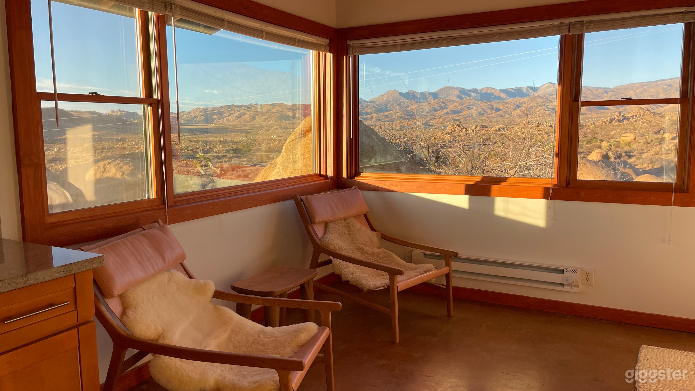 Pristine 1950's desert cabin with massive boulders Photo 4