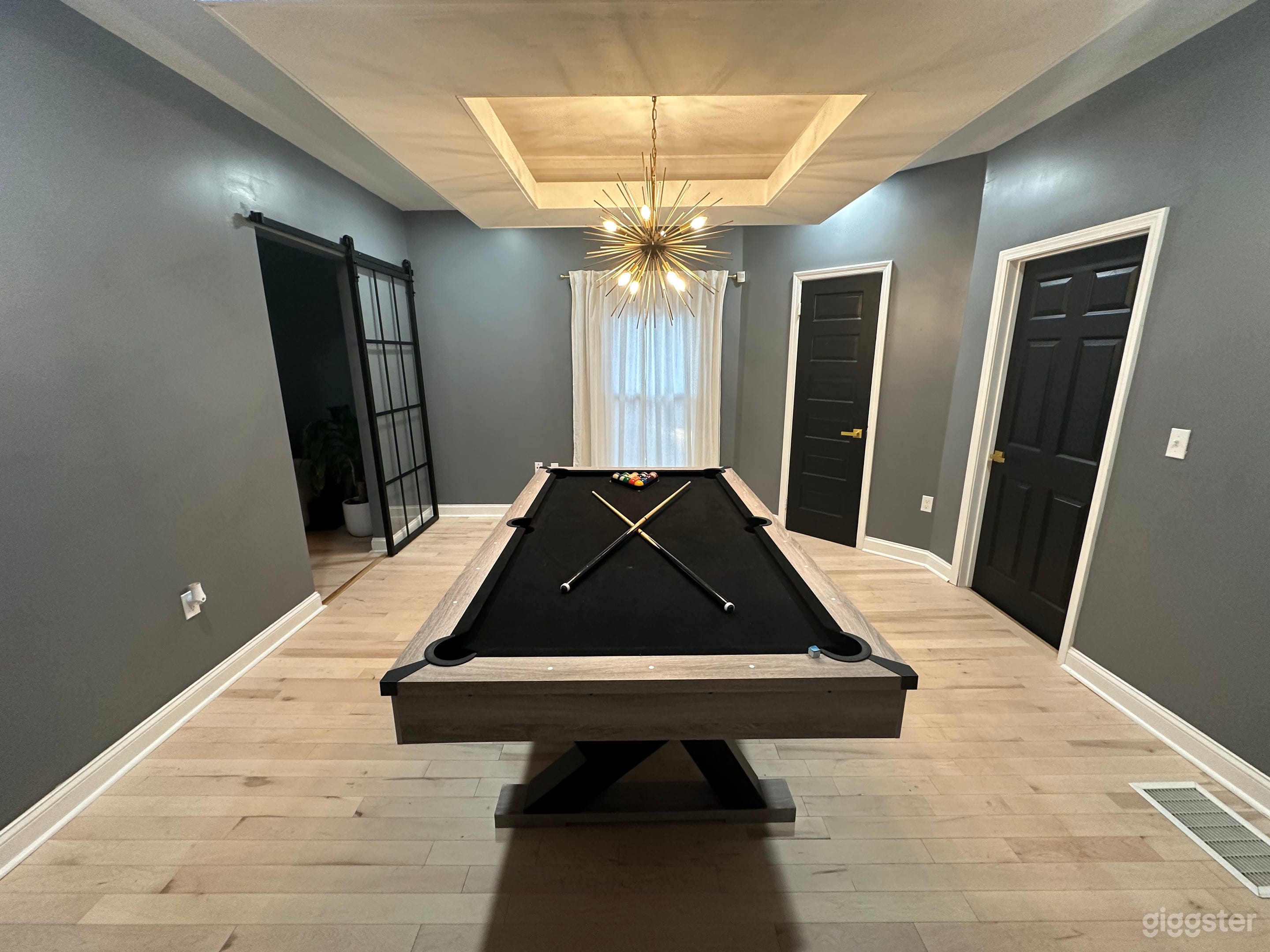 Newly Renovated Modern Bungalow Photo 3