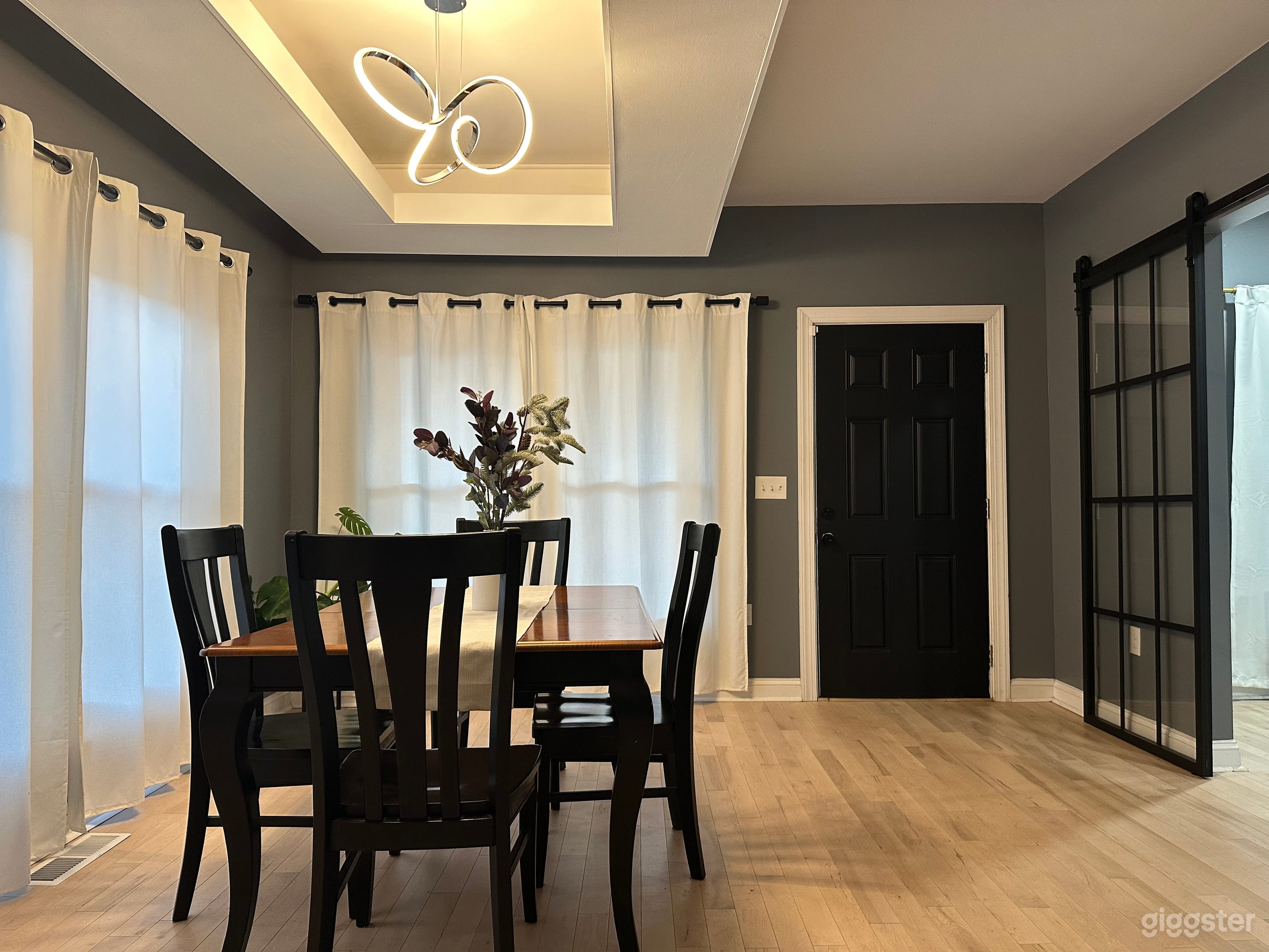 Newly Renovated Modern Bungalow Photo 2