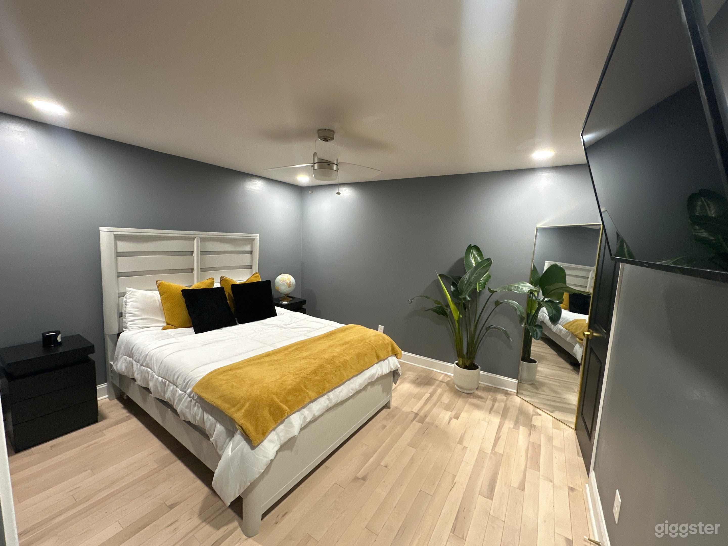 Newly Renovated Modern Bungalow Photo 4