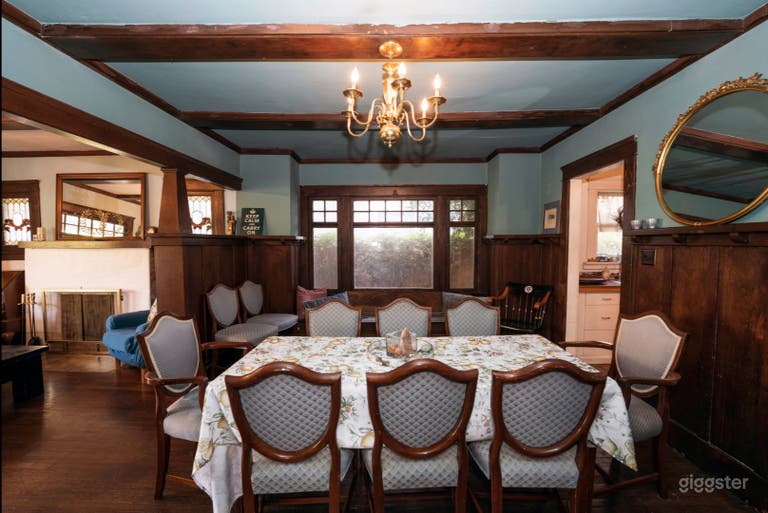  Dining room with chandelier &amp; bay window 