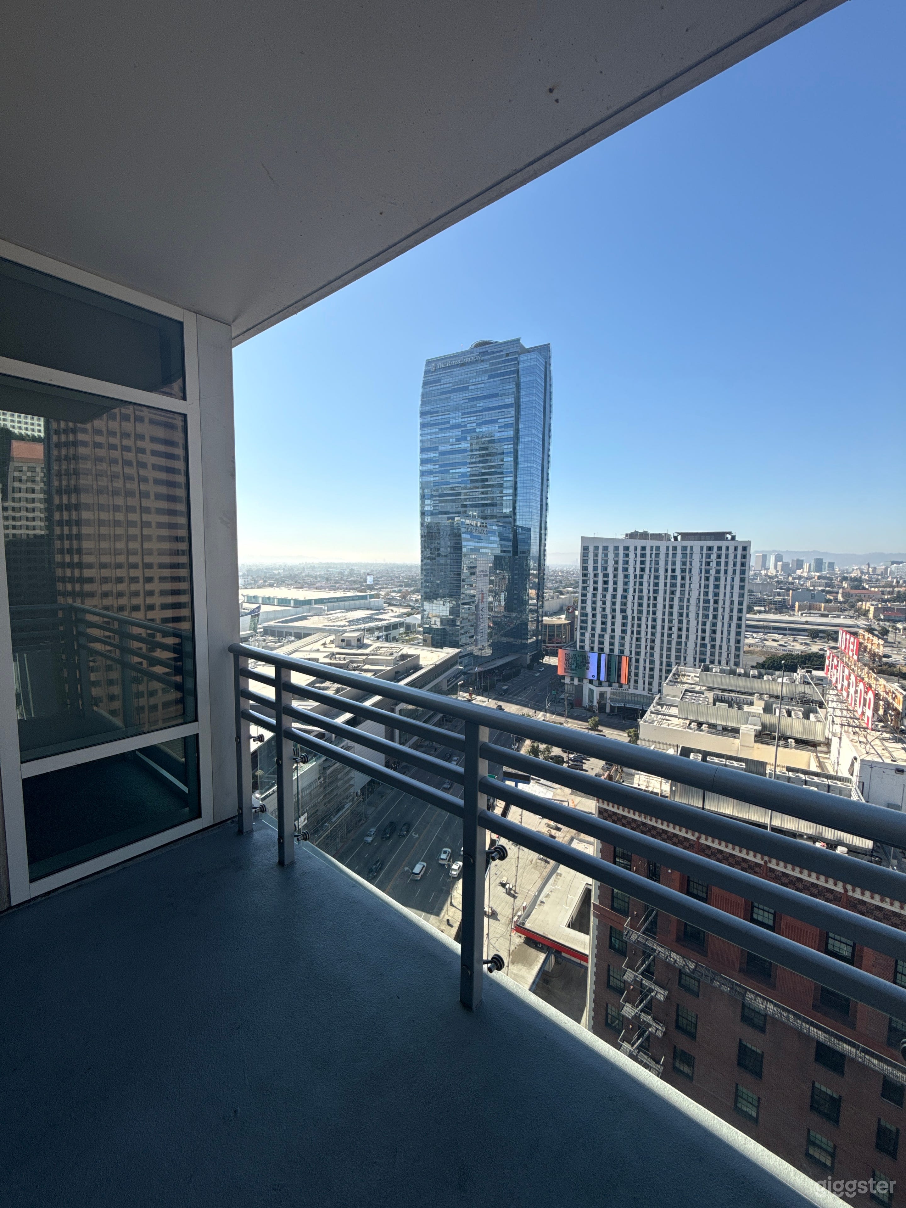 Downtown Penthouse Patio + Rooftop Photo 4