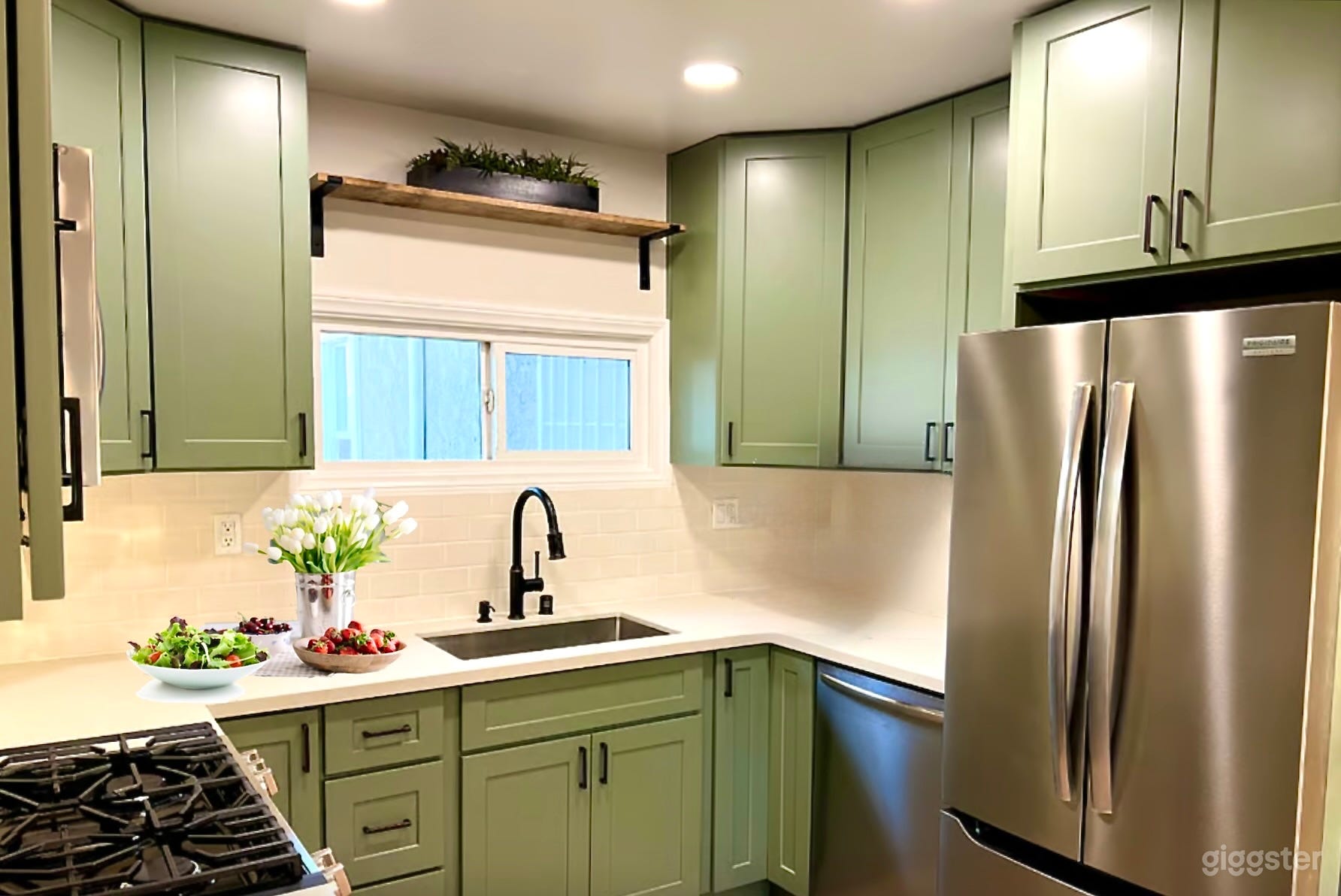 Modern Craftsman with large studio + fenced yards Photo 4