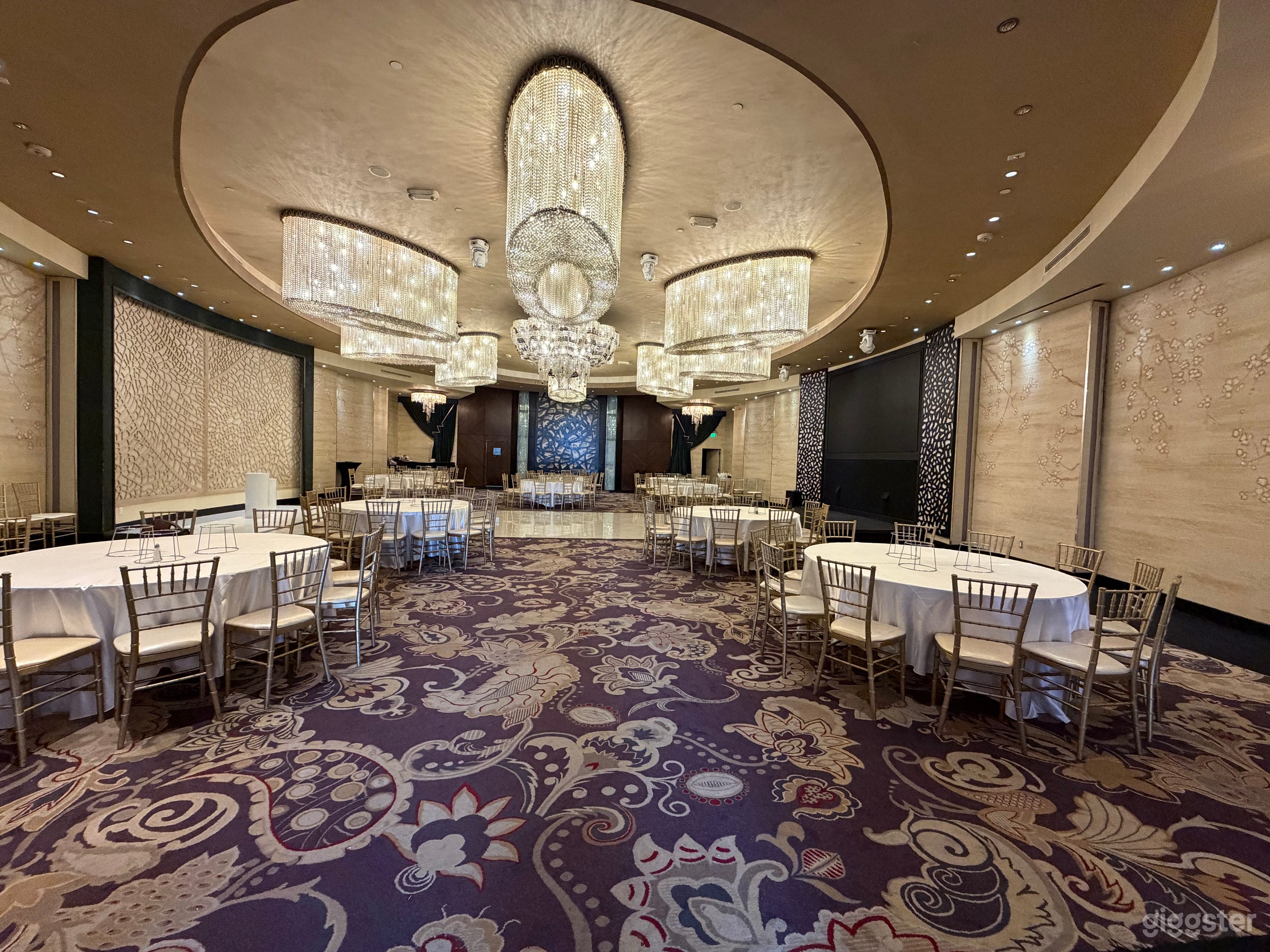 luxury restaurant location in Glendale Photo 3