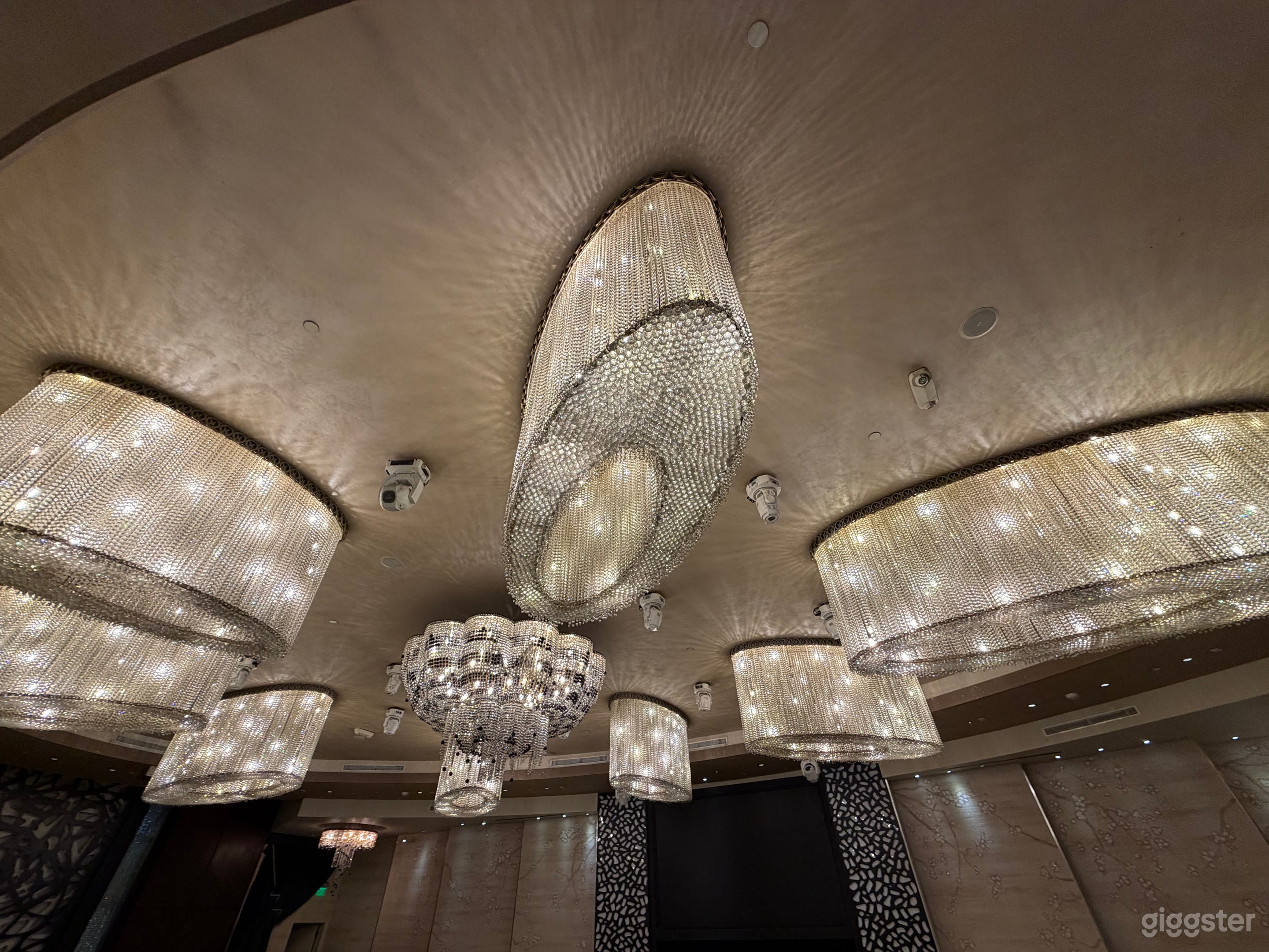 luxury restaurant location in Glendale Photo 4