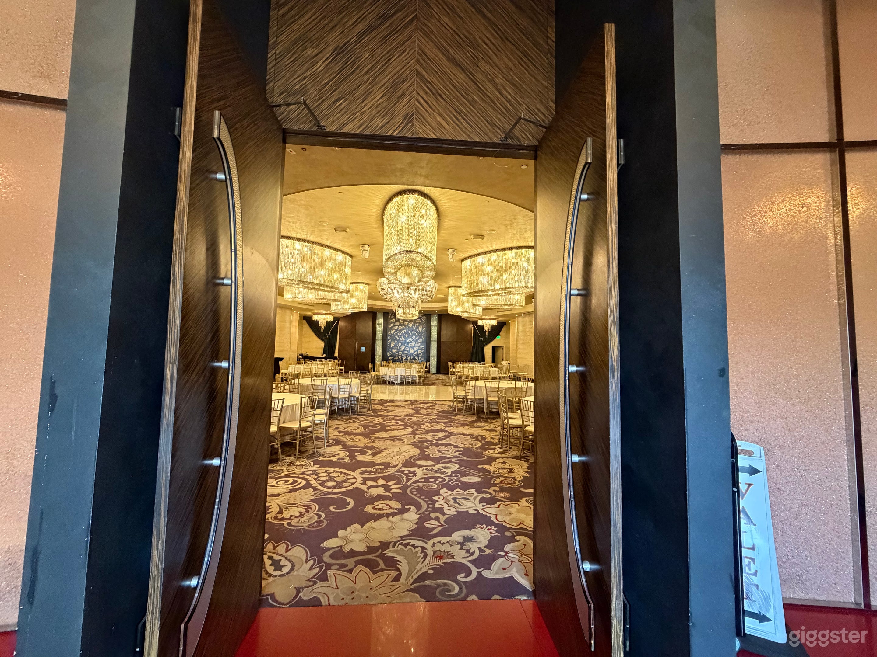 luxury restaurant location in Glendale Photo 1