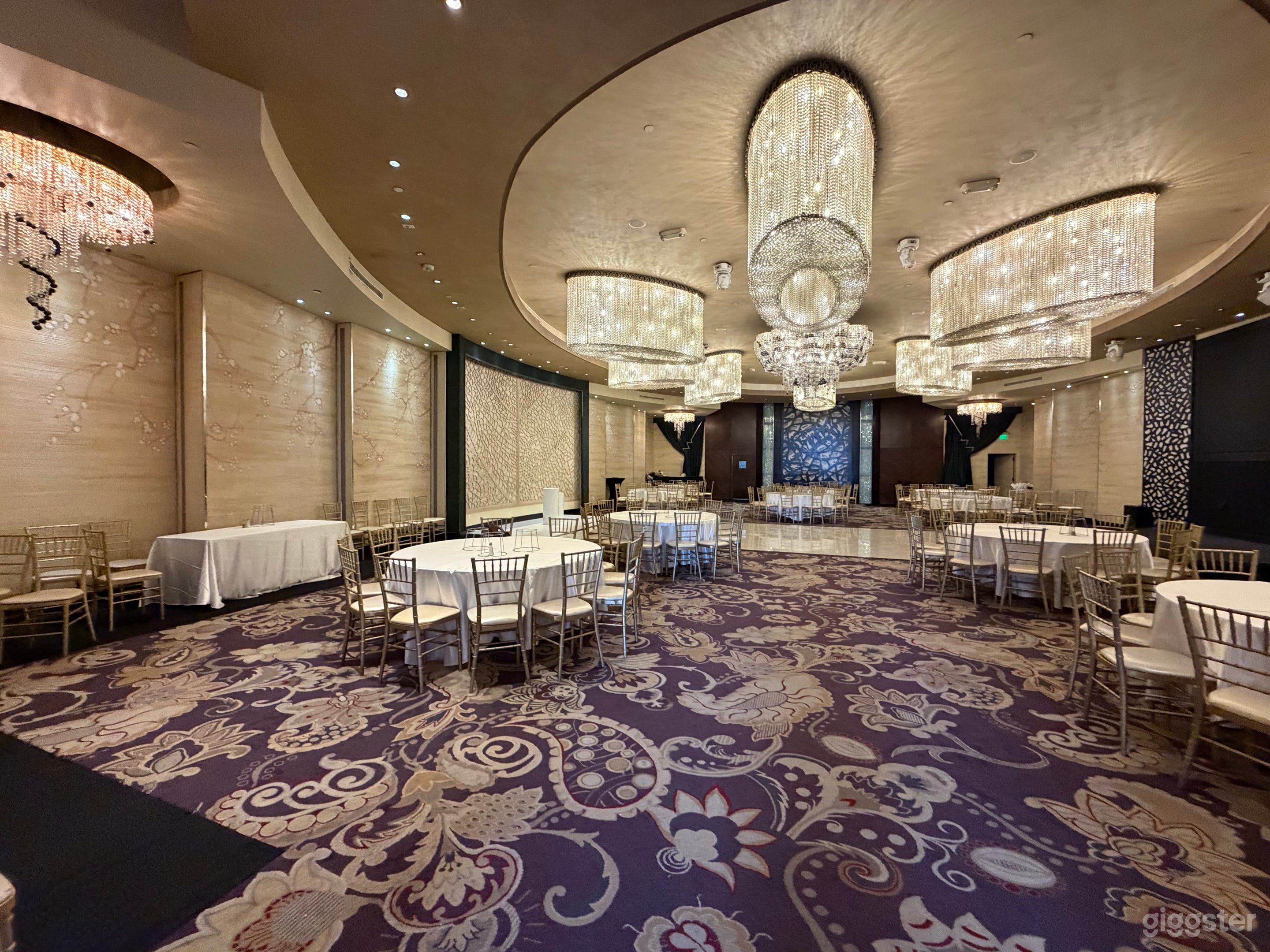 luxury restaurant location in Glendale Photo 2