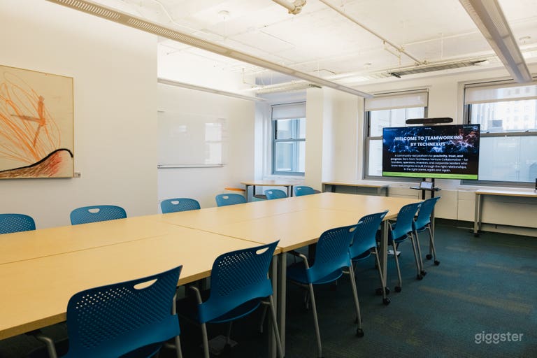  Sala Riunioni Luminosa e Moderna Abilitata alla Tecnologia (Y) 