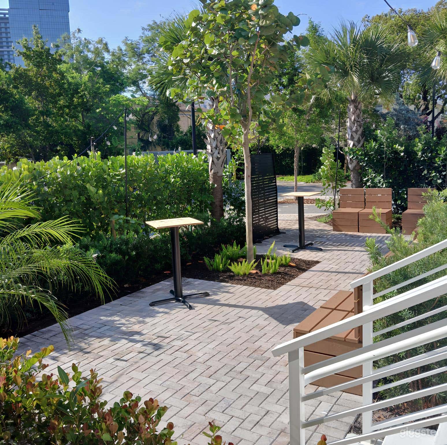 Elegant Bar Garden Outdoor Venue Photo 1